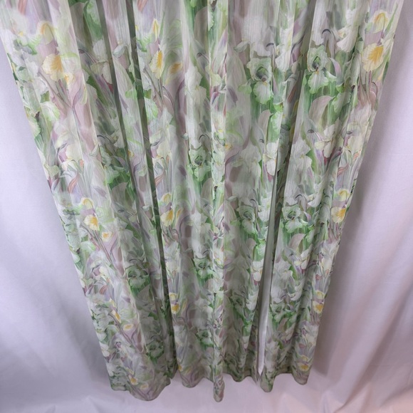 Adrianna Papell
Off-the-Shoulder Chiffon Gown Size: USA 14 Color: multicolor - Picture 10 of 17